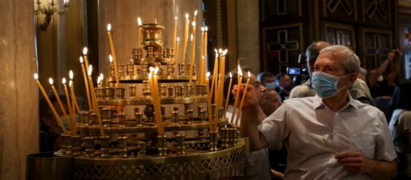 Φθιώτιδα: Πιστή χωρίς μάσκα επιτέθηκε σε αστυνομικούς - Τους πέταξε μπουκάλι και τους χτύπησε